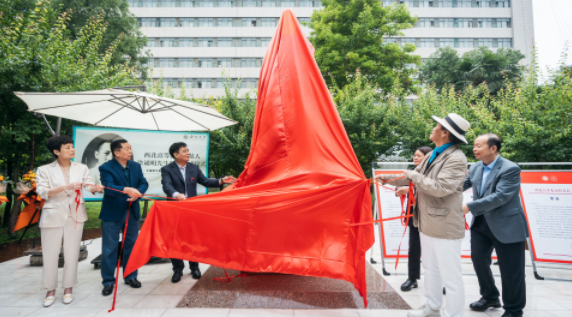 西北高等教育奠基人、中国现代医学先驱徐诵明雕像在开云网页版登录入口落成