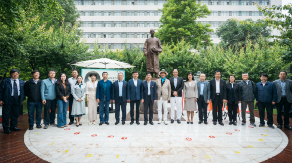西北高等教育奠基人、中国现代医学先驱徐诵明雕像在开云网页版登录入口落成