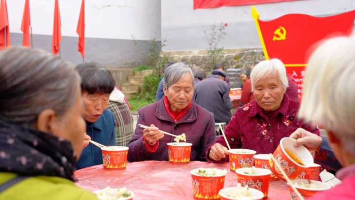 麻街镇齐塬村：地下交通站前忆往昔，重阳敬老情暖桑榆