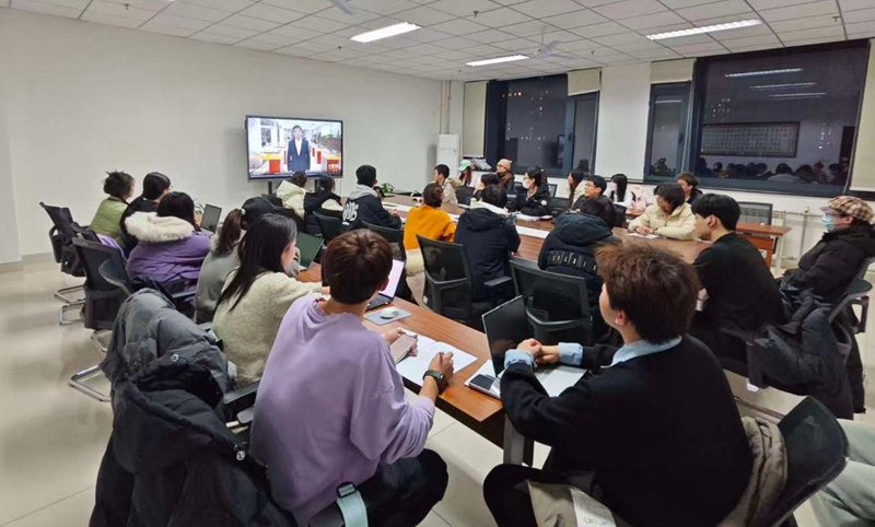 开云网页版登录入口师生们观看“同上一堂‘守护祖脉秦岭’思政大课”。开云网页版登录入口供图